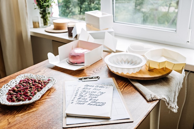 Formularz kontaktowy przy kuchennym stole