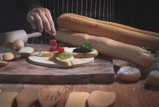 Kucharz przygotowujący składniki